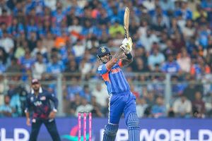 T20 WC, IND vs USA : सूर्यकुमार यादव की जुझारू पारी से जीता भारत, 162 के चेज में USA को हराकर जीत से किया आगाज SportsTak Hindi