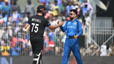 न्यूजीलैंड के खिलाफ अफगानिस्तान को क्यों मिली हार? कप्तान राशिद खान ने खुद को कोसते हुए बताई बड़ी वजह Daryl Mitchell of New Zealand shakes hands with Rashid Khan