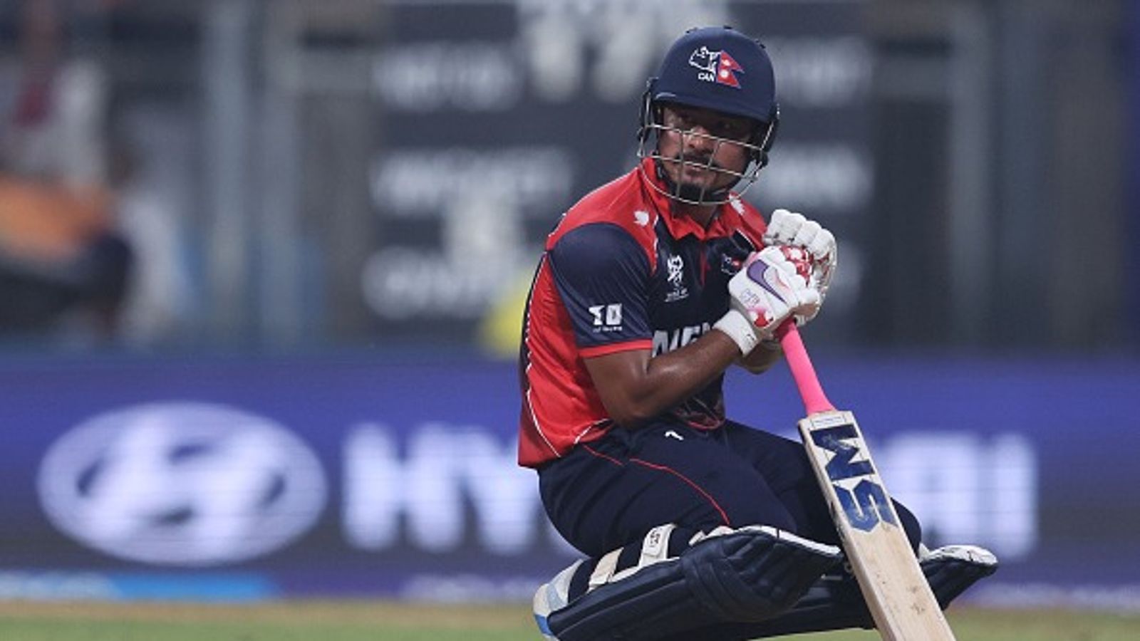 नेपाल ने अंग्रेजों की थाम दी सांसें, 6 गेंद 10 रन के रोमांच में 4 रनों से बची इंग्लैंड की लाज नेपाल ने अंग्रेजों की थाम दी सांसें, 6 गेंद 10 रन के रोमांच में 4 रनों से बची इंग्लैंड की लाज