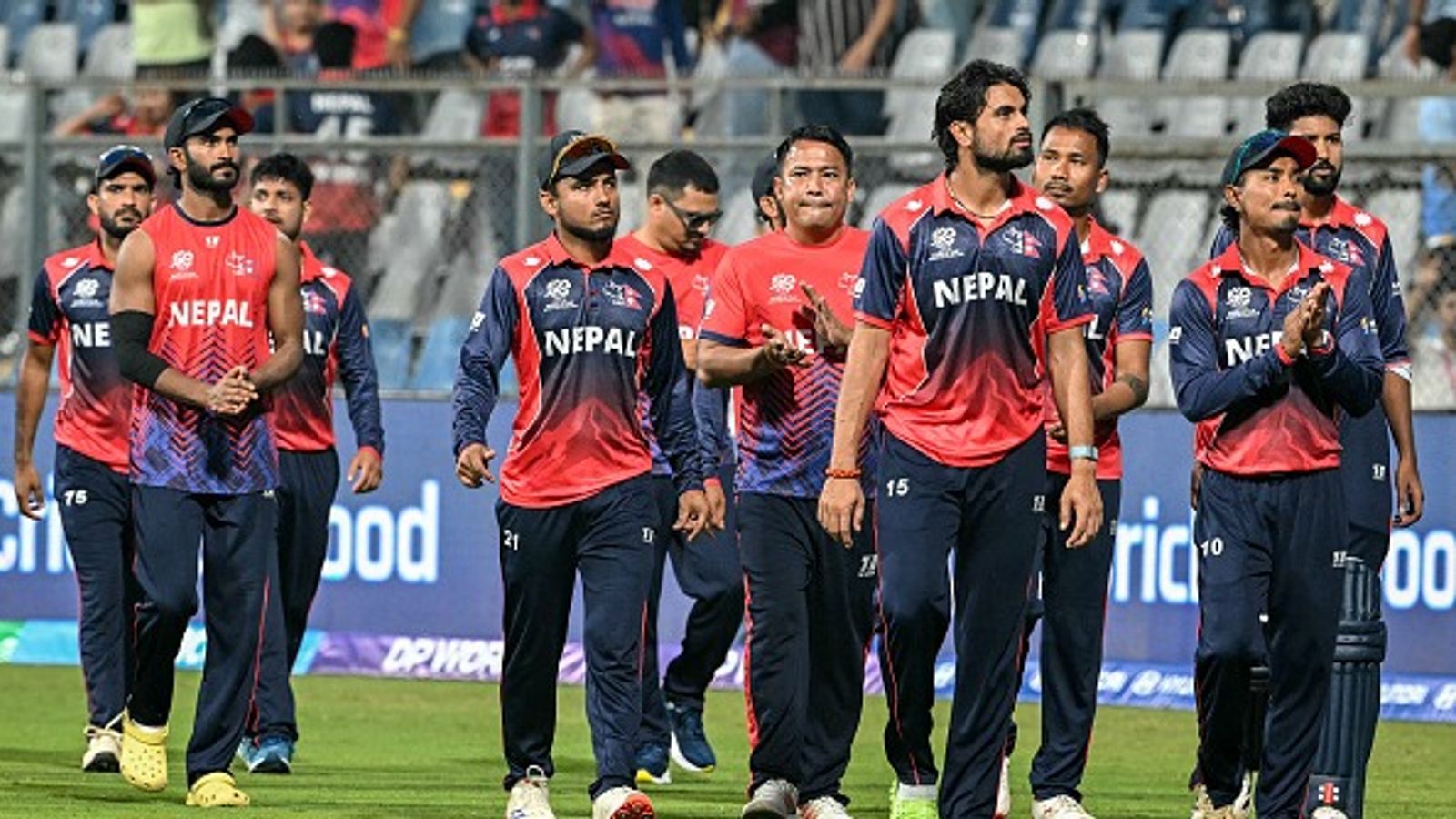 नेपाल ने टी20 वर्ल्ड कप में इंग्लैंड के छुड़ाए पसीने तो लेजेंड्री गेंदबाज ने दिया कोचिंग का ऑफर, युवराज सिंह ने भी की तारीफ नेपाल ने टी20 वर्ल्ड कप में इंग्लैंड के छुड़ाए पसीने तो लेजेंड्री गेंदबाज ने दिया कोचिंग का ऑफर, युवराज सिंह ने भी की तारीफ