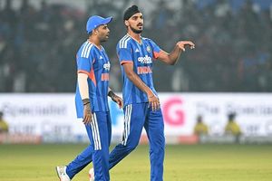 USA के खिलाफ मुकाबले के बाद सूर्यकुमार यादव ने अर्शदीप सिंह से किया वादा, वीडियो हुआ वायरल SportsTak Hindi