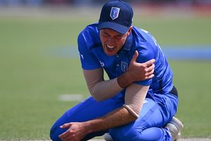 टी20 वर्ल्ड कप के डेब्यू मैच में कप्तान चोटिल, डाइव लगाते समय कंधा खिसका, दर्द में छोड़ा मैदान SportsTak Hindi