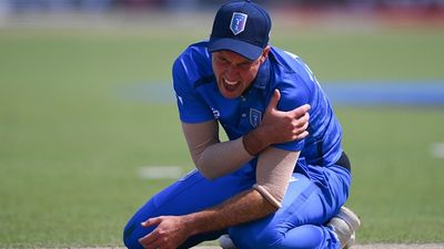 टी20 वर्ल्ड कप के डेब्यू मैच में कप्तान चोटिल, डाइव लगाते समय कंधा खिसका, दर्द में छोड़ा मैदान SportsTak Hindi