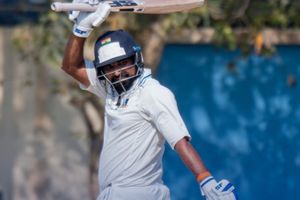 टीम इंडिया से बाहर चल रहे मोहम्मद शमी का बल्ले से धमाका, 32 गेंदों पर उड़ाई फिफ्टी SportsTak Hindi