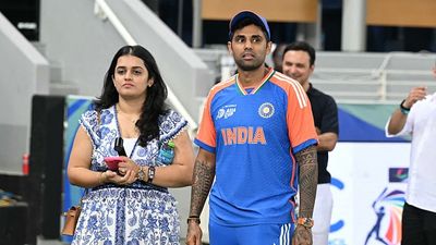 टीम इंडिया के खिलाड़ी पत्नी या मंगेतर के संग T20 वर्ल्ड कप में क्या ट्रैवल कर सकेंगे, BCCI ने सुनाया फरमान India's captain Suryakumar Yadav