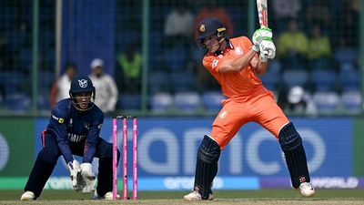 T20WC : बास डि लीडे के हरफनमौला प्रदर्शन से जीती नेदरलैंड्स, नामीबिया को सात विकेट से रौंदा Netherlands' Bas de Leede