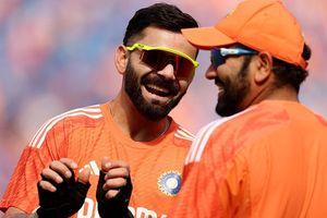 सेंट्रल कॉन्ट्रैक्ट में विराट- रोहित के डिमोशन के बाद अब मिलेगी इतनी सैलरी, जानें दोनों को कितने करोड़ का नुकसान हुआ SportsTak Hindi