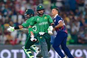 PAK vs USA: फरहान के 73 तो उस्मान तारिक के 3 विकेटों की बदौलत पाकिस्तान ने अमेरिका को 32 रन से दी मात SportsTak Hindi