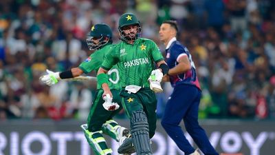 PAK vs USA: फरहान के 73 तो उस्मान तारिक के 3 विकेटों की बदौलत पाकिस्तान ने अमेरिका को 32 रन से दी मात SportsTak Hindi