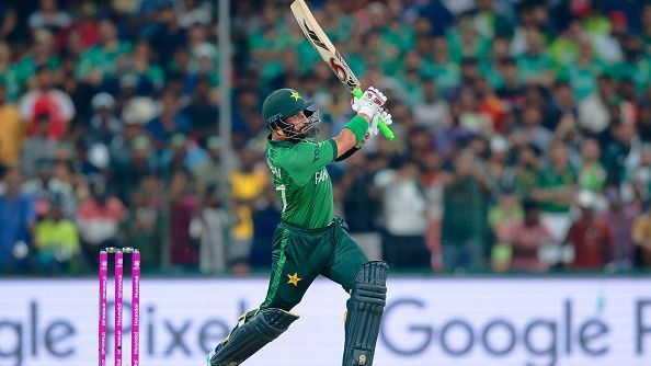 बैटिंग के दौरान एक्शन में साहिबजादा फरहान (photo: getty)