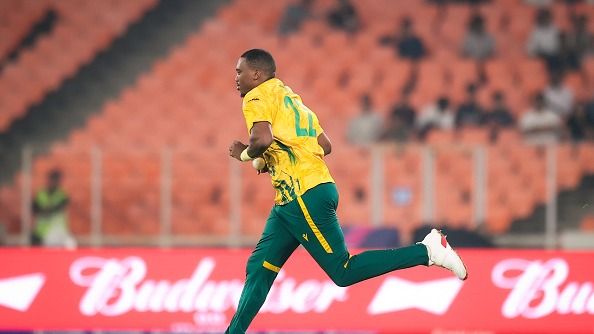 मैच के दौरान गेंदबाजी करते समय लुंगी एंगिडी