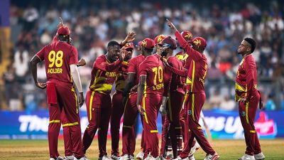 WI vs ENG: ICC इवेंट में इंग्लैंड के लिए फिर काल बनी वेस्ट इंडीज, रदरफर्ड- मोती ने पलटी बाजी, अंग्रेजों की 30 रन से हार SportsTak Hindi