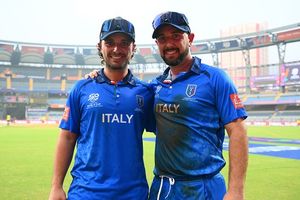 T20 WC : मोस्का ब्रदर्स ने बल्ले से काट बवाल, इटली ने नेपाल को रौंदकर वर्ल्ड कप में दर्ज की पहली जीत SportsTak Hindi