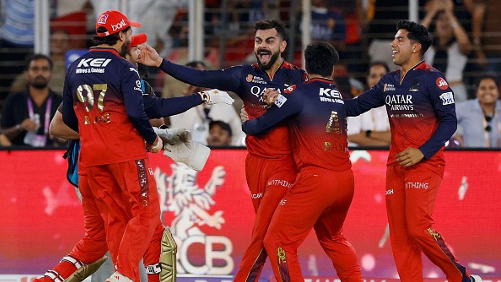 RCB फैंस के लिए खुशखबरी, कर्नाटक सरकार ने एम चिन्नस्वामी में 35,000 फैंस को IPL मैच देखने की दी परमिशन जीत के बाद जश्न मनाती विराट कोहली एंड टीम (PHOTO: GETTY)