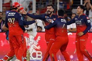 RCB फैंस के लिए खुशखबरी, कर्नाटक सरकार ने एम चिन्नस्वामी में 35,000 फैंस को IPL मैच देखने की दी परमिशन SportsTak Hindi