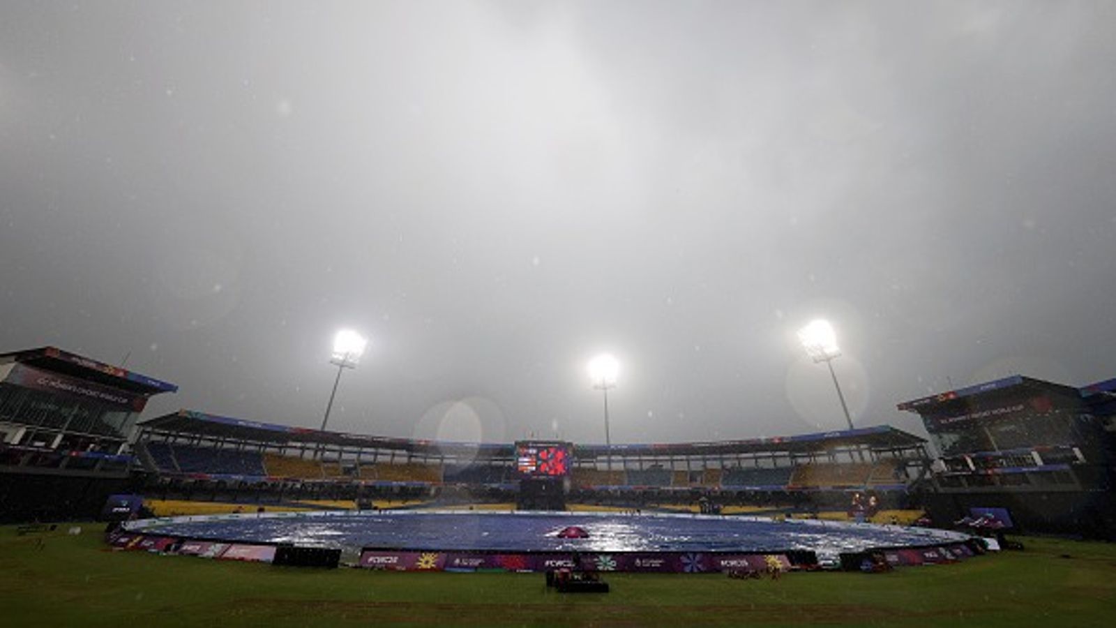 IND vs PAK मुकाबले पर बड़ी आफत, मैच के साथ खिलवाड़ कर सकती है बारिश, जानें मौसम का हाल ? एक मैच से पहले बारिश के दौरान कोलंबो का मैदान IND vs PAK Weather Update