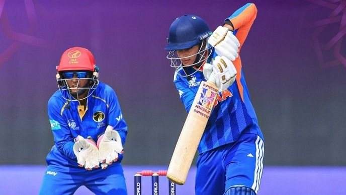 यूएई के खिलाफ मैच में शॉट खेलती इंडिया ए महिला टीम की बैटर 