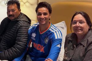 IND vs PAK: कोलंबो पहुंचे अभिषेक शर्मा के माता-पिता, स्टार बल्लेबाज के खेलने पर सस्पेंस SportsTak Hindi