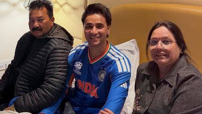 IND vs PAK: कोलंबो पहुंचे अभिषेक शर्मा के माता-पिता, स्टार बल्लेबाज के खेलने पर सस्पेंस SportsTak Hindi