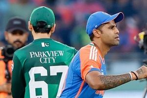 IND vs PAK: टीम इंडिया के साथ हैंडशेक विवाद पर पाकिस्तानी कप्तान का बड़ा बयान, सूर्यकुमार यादव पर छोड़ा फैसला SportsTak Hindi