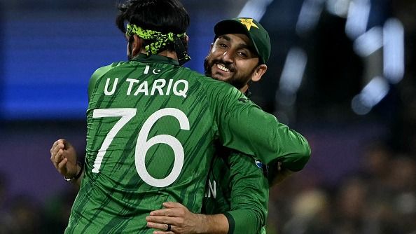 उस्मान तारिक को गले लगाते सलमान अली आगा (PC: Getty)