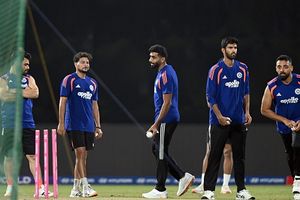 पाकिस्तान के खिलाफ कौन बनेगा सबसे बड़ा खतरा, इंग्लैंड के खिलाड़ी ने वरुण चक्रवर्ती नहीं बल्कि इस 31 साल के भारतीय को चुना SportsTak Hindi