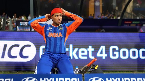 बैटिंग के लिए तैयारी करते अभिषेक शर्मा (photo: getty)