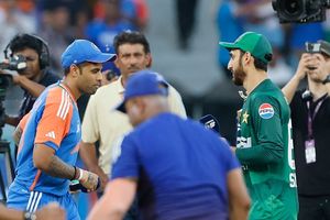 IND vs PAK मैच में सूर्यकुमार यादव पाकिस्तानी खिलाड़ियों से 'हैंडशेक' करेंगे या नहीं? दिया ये जवाब SportsTak Hindi