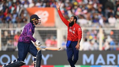 T20WC : आदिल की फिरकी और टॉम की बवाली पारी के आगे स्कॉटलैंड ने टेके घुटने, इंग्लैंड ने जीत से सुपर 8 की तरफ बढ़ाया कदम Adil Rashid of England