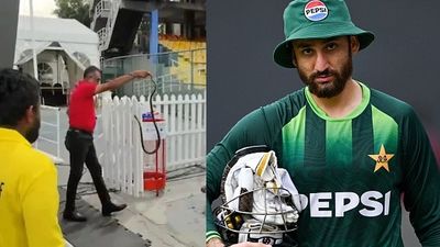 भारत के खिलाफ मैच से पहले पाकिस्तान के डगआउट में आया जहरीला सांप, Video SportsTak Hindi