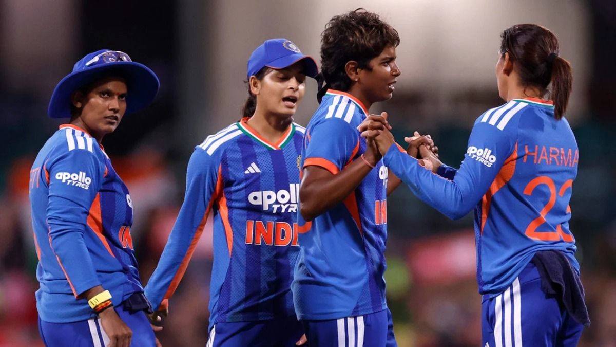 अरुंधति रेड्डी (बीच में) ने ऑस्ट्रेलिया के सामने चार विकेट लिए. (Photo: Getty)