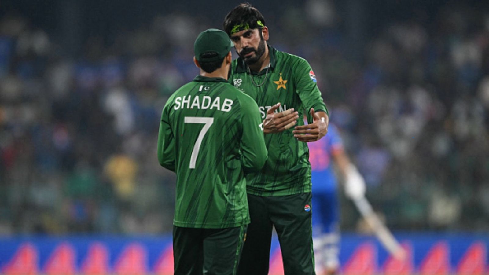 6 स्पिनर, 18 ओवर, टी20 वर्ल्ड कप इतिहास में पाकिस्तान ने बनाया अनोखा रिकॉर्ड, भारत के सामने भारत को ही पछाड़ा उस्मान तारिक और शादाब खान पाकिस्तान के स्पिनर हैं. (photo: Getty)