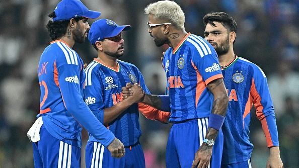 कुलदीप यादव से कैच छूटने पर हार्दिक पंड्या उनसे नाराज थे. (PC: Getty) 