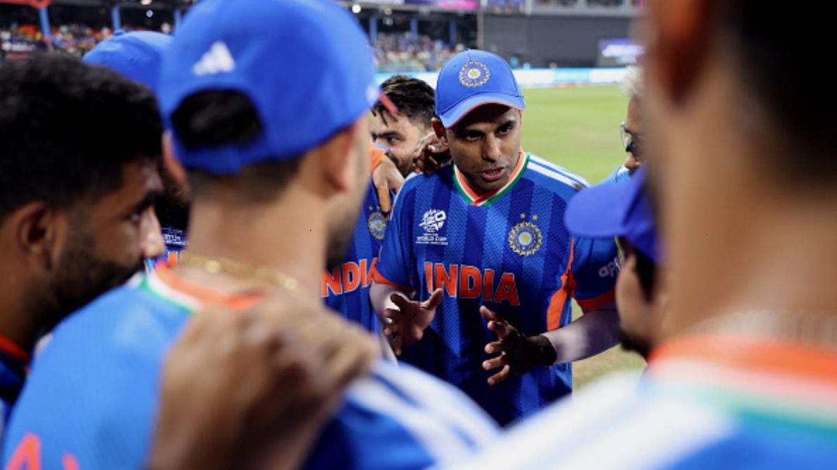 सूर्यकुमार यादव टीम इंडिया की हडल में. (Photo: Getty)