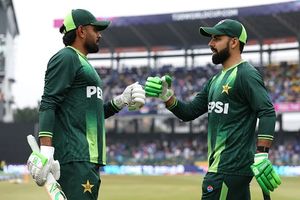 भारत के खिलाफ मिली हार के बाद पाकिस्तान के बाबर आजम और शाहीन अफरीदी को मिलेगी सजा, रिपोर्ट में हुआ खुलासा SportsTak Hindi