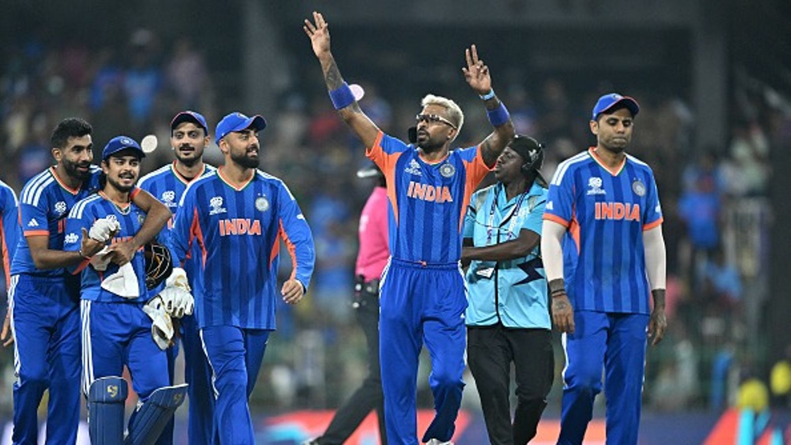 भारत- पाकिस्तान मुकाबले ने तोड़े व्यूअरशिप के सारे रिकॉर्ड, इतने करोड़ लोगों ने देखा मैच पाकिस्तान के खिलाफ जीत के बाद भारतीय टीम (PHOTO: GETTY)