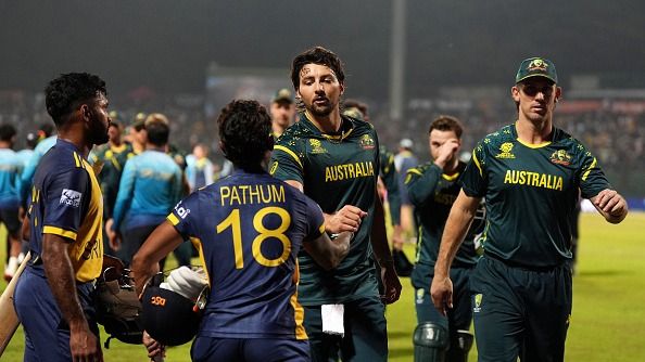 हार के बाद श्रीलंकाई टीम से हाथ मिलाती ऑस्ट्रेलिया की टीम (photo: getty)