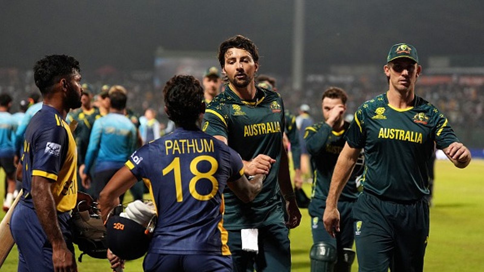 श्रीलंका के खिलाफ हार के बावजूद ऑस्ट्रेलिया अभी भी टी20 वर्ल्ड कप के लिए कर सकत है क्वालीफाई, ये है समीकरण हार के बाद श्रीलंकाई टीम से हाथ मिलाती ऑस्ट्रेलिया की टीम (photo: getty)