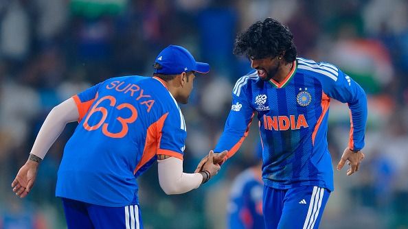 तिलक वर्मा और सूर्यकुमार यादव हाथ मिलाते हुए (photo: getty)