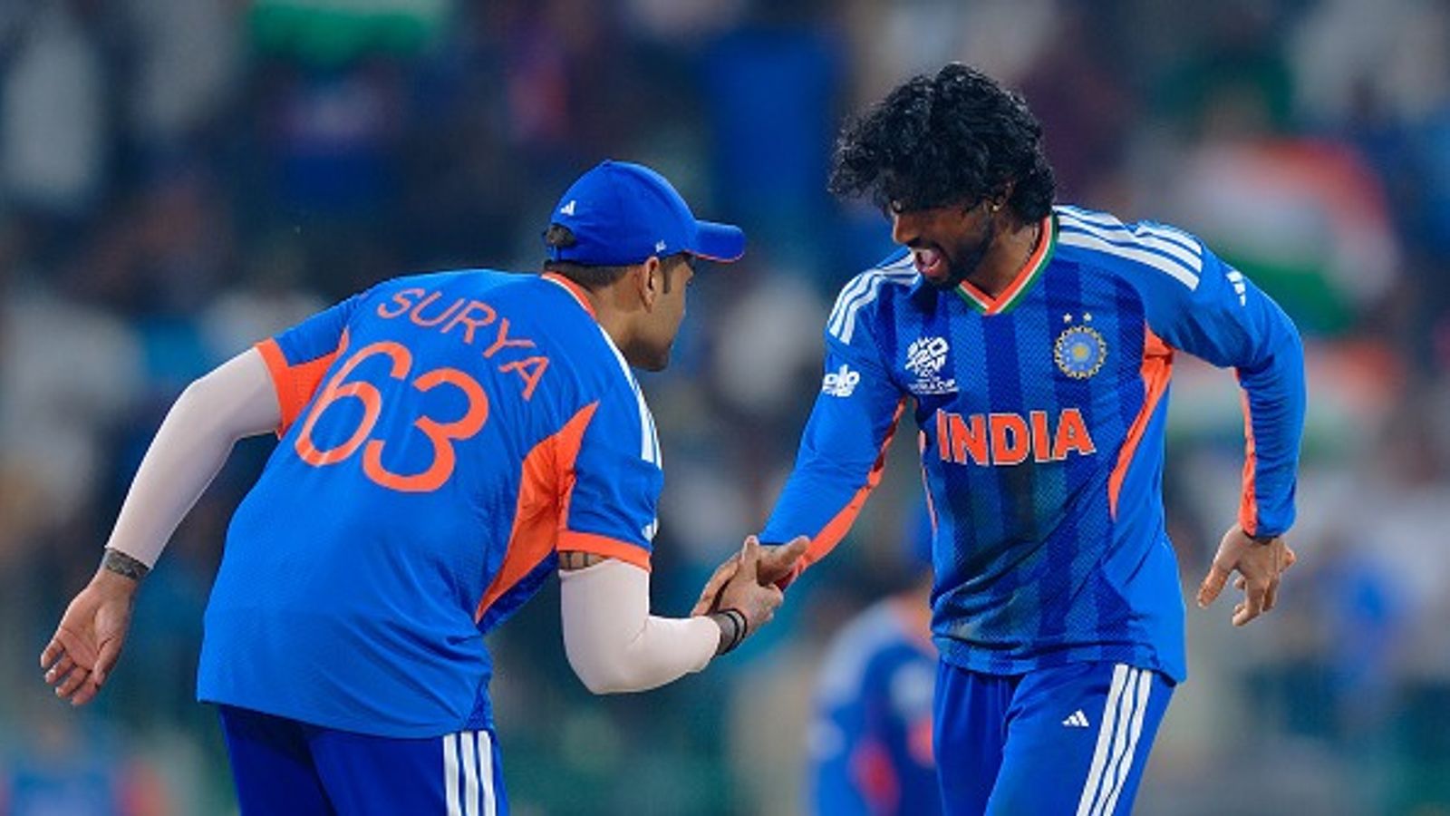 टी20 वर्ल्ड कप के सुपर-8 में भारत का इन तीन टीमों से होगा मुकाबला, पूरा शेड्यूल आया सामने तिलक वर्मा और सूर्यकुमार यादव हाथ मिलाते हुए (photo: getty)