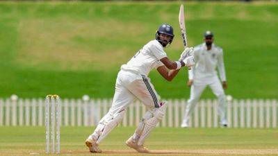 Ranji Trophy Semi Final: कर्नाटक ने 736 रन ठोकने के बाद मैच पर कसा शिकंजा, उत्तराखंड की आधी टीम 149 पर लौटी पवेलियन SportsTak Hindi