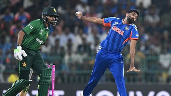 पाकिस्तान के खिलाफ गेंदबाजी में जसप्रीत बुमराह (photo: getty)