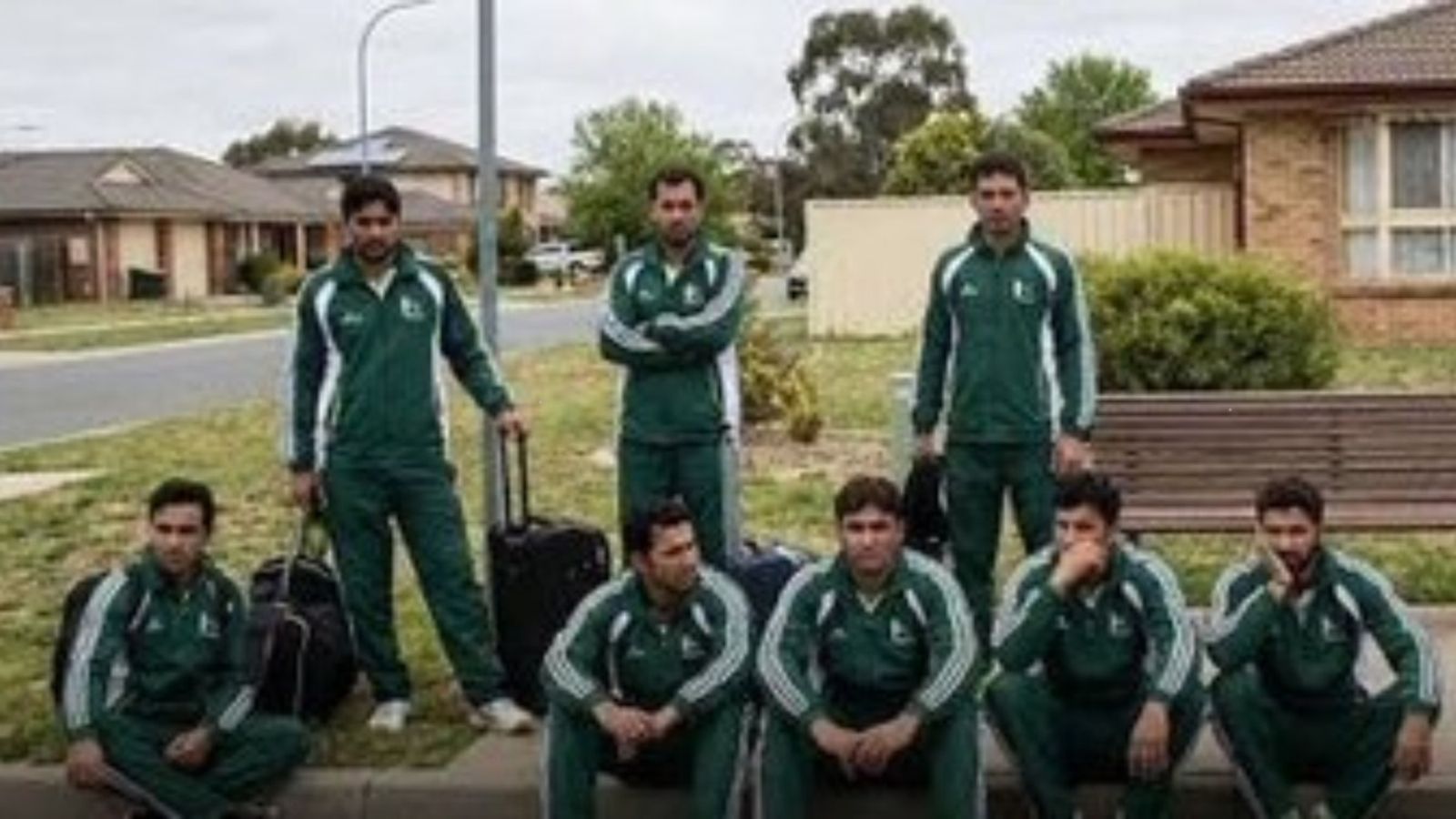 पाकिस्तानी खिलाड़ियों को ऑस्ट्रेलिया में धोने पड़े बर्तन, ठहरने के लिए दर-दर भटके, कप्तान ने घर लौटकर निकाला गुस्सा पाकिस्तानी हॉकी खिलाड़ी होटल के इंतजार में घंटों तक सड़क किनारे बैठे रहे. (Photo: X)
