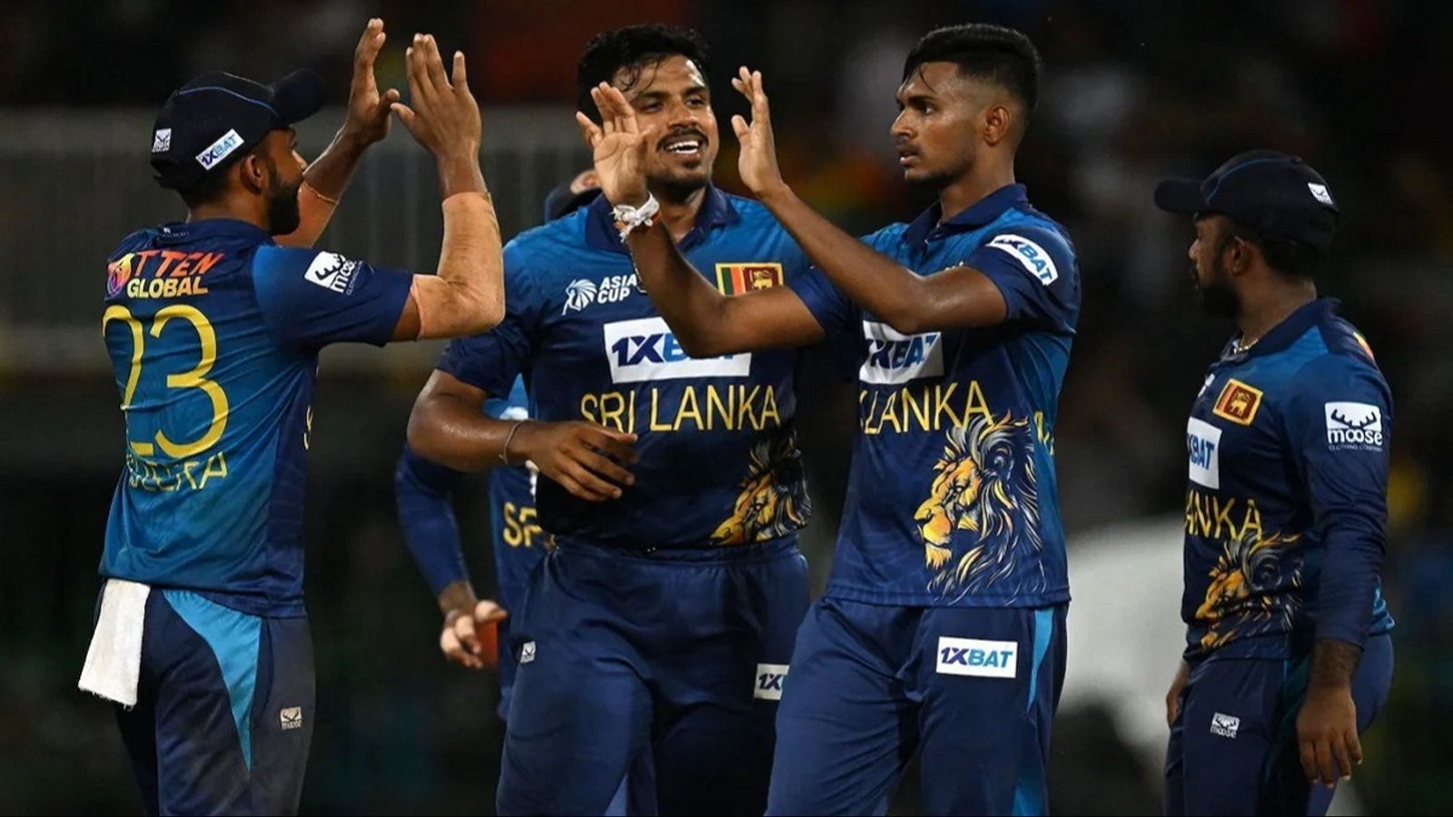 श्रीलंका को लगा बड़ा फटका, 'बेबी मलिंगा' के नाम से मशहूर तेज गेंदबाज बाहर, जानें क्या है मामला ? श्रीलंकाई क्रिकेट टीम.