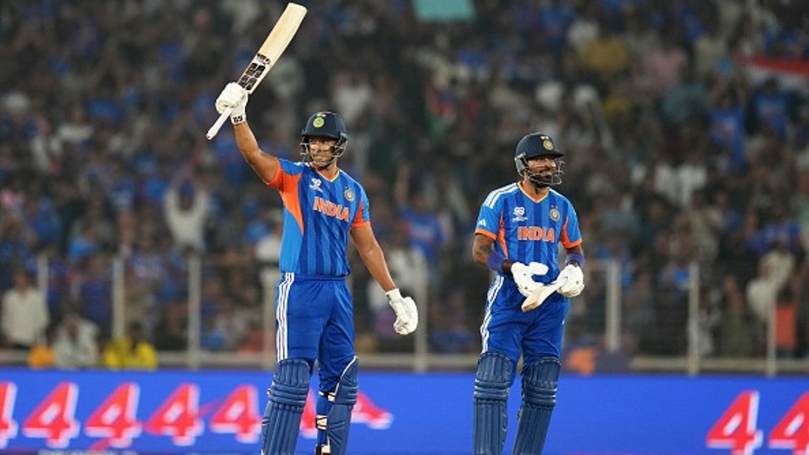 IND vs NED: सुपर-8 से पहले भारत ने लगाया जीत का चौका, दुबे की तूफानी पारी ने नीदरलैंड्स को दी 17 रन से मात फिफ्टी ठोकने के बाद फैंस का धन्यवाद करते शिवम दुबे (PHOTO: GETTY)