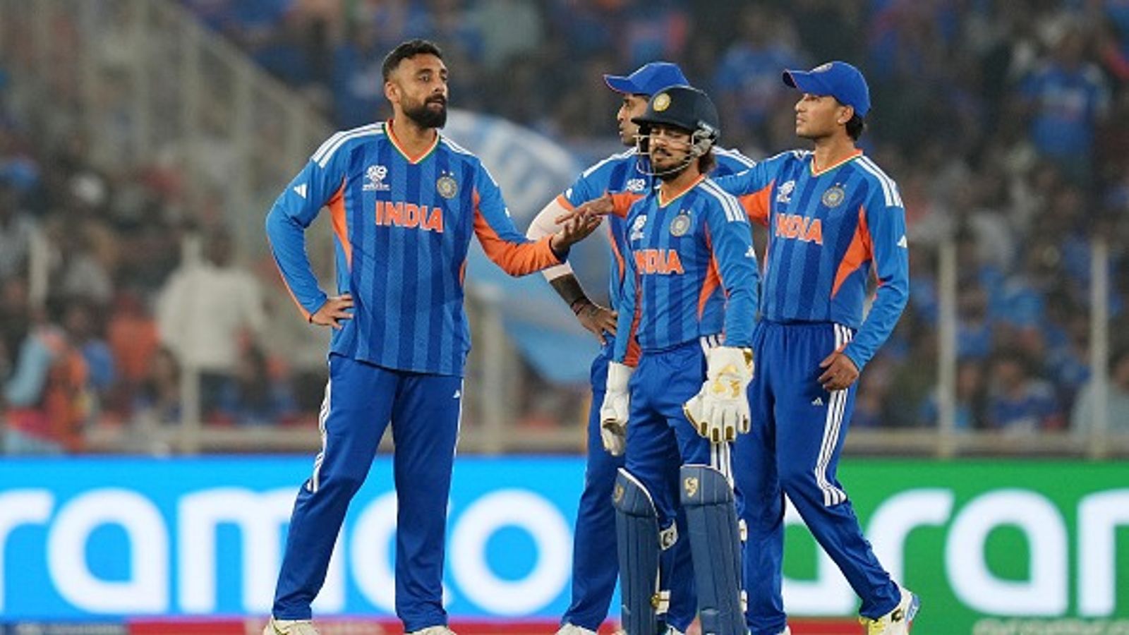 वरुण चक्रवर्ती ने टी20 में की अर्शदीप सिंह के बड़े रिकॉर्ड की बराबरी, 17 मैचों में किया ये कमाल विकेट लेने के बाद जश्न मनाते वरुण चक्रवर्ती (photo: getty)