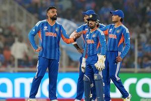 वरुण चक्रवर्ती ने टी20 में की अर्शदीप सिंह के बड़े रिकॉर्ड की बराबरी, 17 मैचों में किया ये कमाल SportsTak Hindi