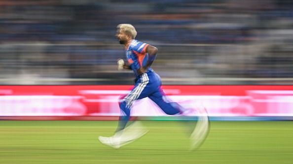 गेंदबाजी के दौरान हार्दिक पंड्या (photo: getty)