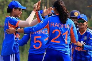 Women's Asia Cup Rising Stars: राधा यादव का ऑलराउंड प्रदर्शन, श्रीलंका को पांच विकेट से हरा फाइनल में पहुंची टीम इंडिया SportsTak Hindi