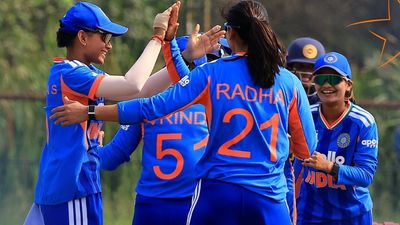 Women's Asia Cup Rising Stars: राधा यादव का ऑलराउंड प्रदर्शन, श्रीलंका को पांच विकेट से हरा फाइनल में पहुंची टीम इंडिया SportsTak Hindi